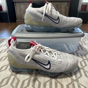 Women’s Nike Flyknit VaporMax size 9